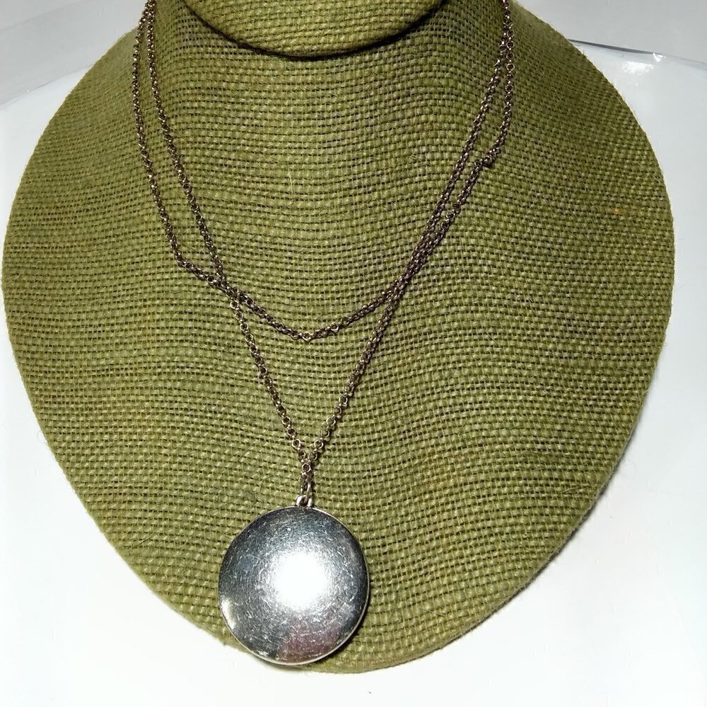 Women`s silver tone marked "aeo" necklace. - Picture 2 of 4